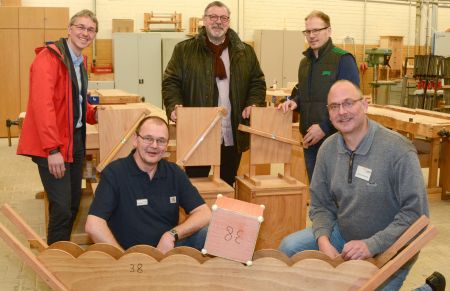 Dr. Oliver Vorndran (Leiter des Bildungs- und Integrationszentrums Kreis Paderborn, hinten links), Bernhard Lünz (stellvertretender Leiter des Bildungs- und Integrationszentrums Kreis Paderborn, hinten Mitte) und Guido Kemmer (Projektkoordinator Miniphänomenta, hinten rechts) nehmen die neuen Exponate für die Wanderausstellung „Miniphänomenta“ von Tischlermeister Joachim Kassens (SBH West, vorne links) und Lehrgangsleiter Winfried Schäfers (SBH West, vorne rechts) entgegen. (Foto: Amt für Presse- und Öffentlichkeitsarbeit, Kreis Paderborn, Anna-Sophie Schindler) 